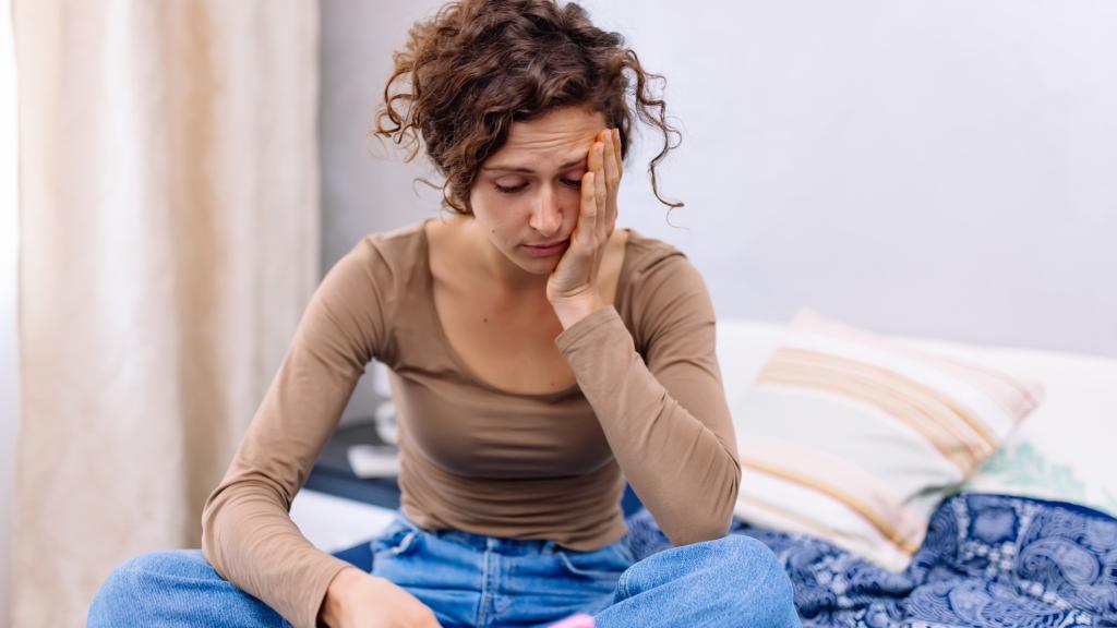 Una mujer triste porque no consigue quedarse embarazada.