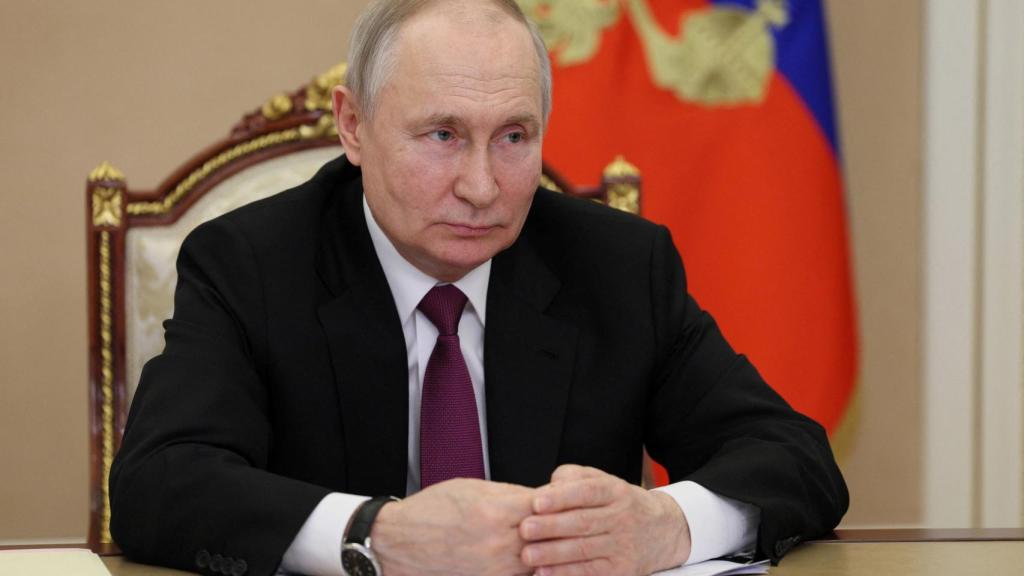 El presidente ruso, Vladimir Putin, asiste a una reunión con familias galardonadas con la Orden de la Gloria de los Padres, a través de un enlace de video en el Kremlin en Moscú, Rusia.