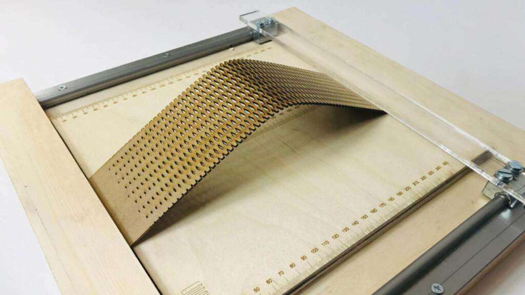 La técnica con la que se fabrica permite que la madera se pliegue sin romperse