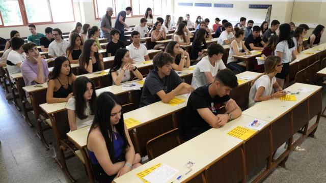 Alumnos realizando los exámenes de Selectividad.