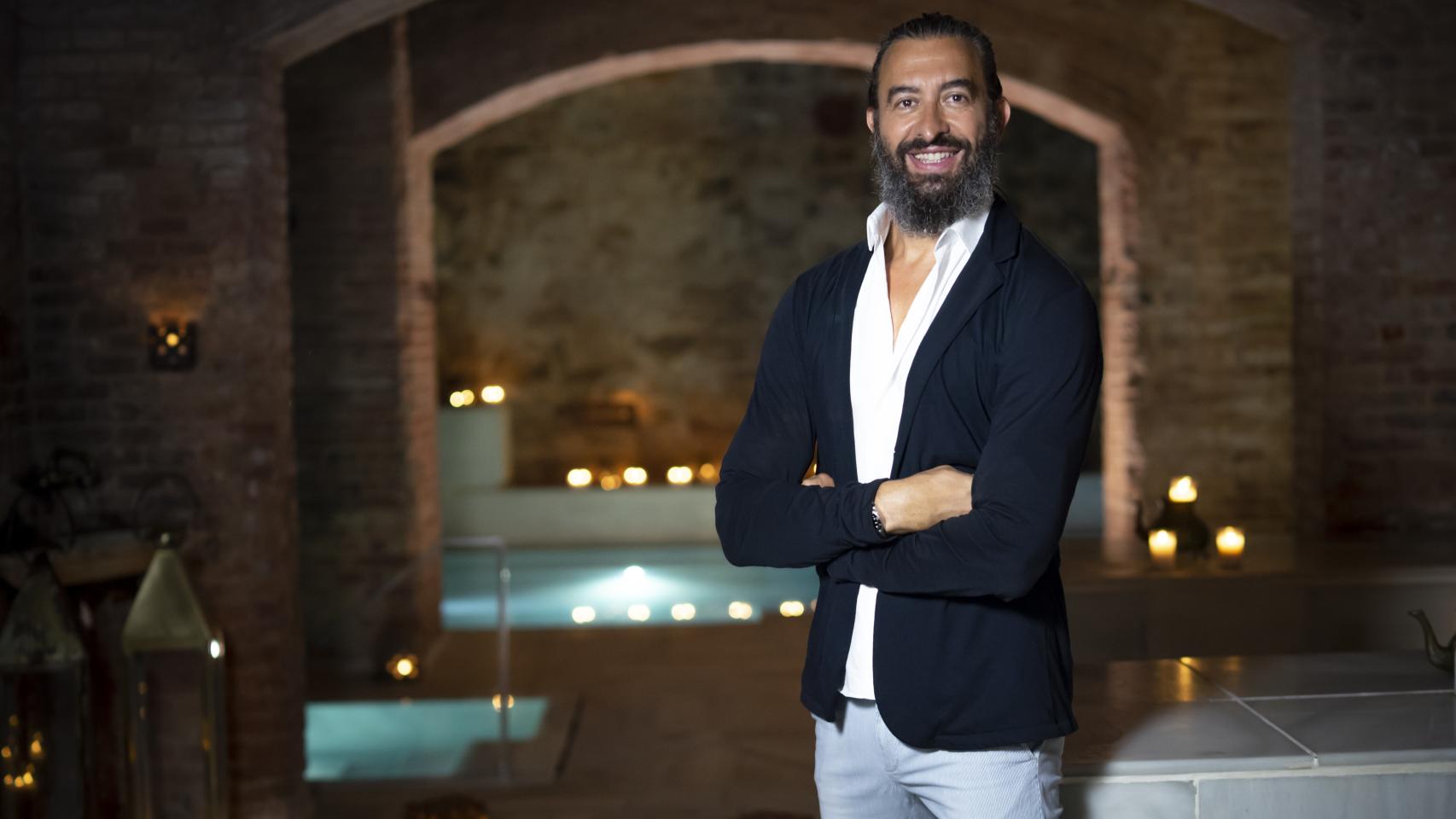 Armando Prados, posando en uno de los baños árabes de AIRE Ancient Baths.