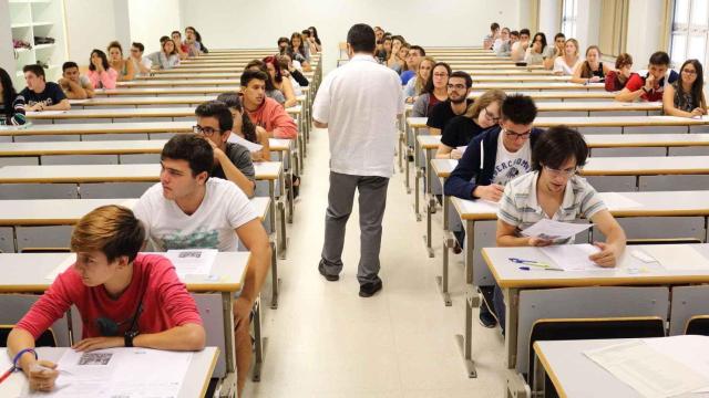 Varios alumnos haciendo la Selectividad.