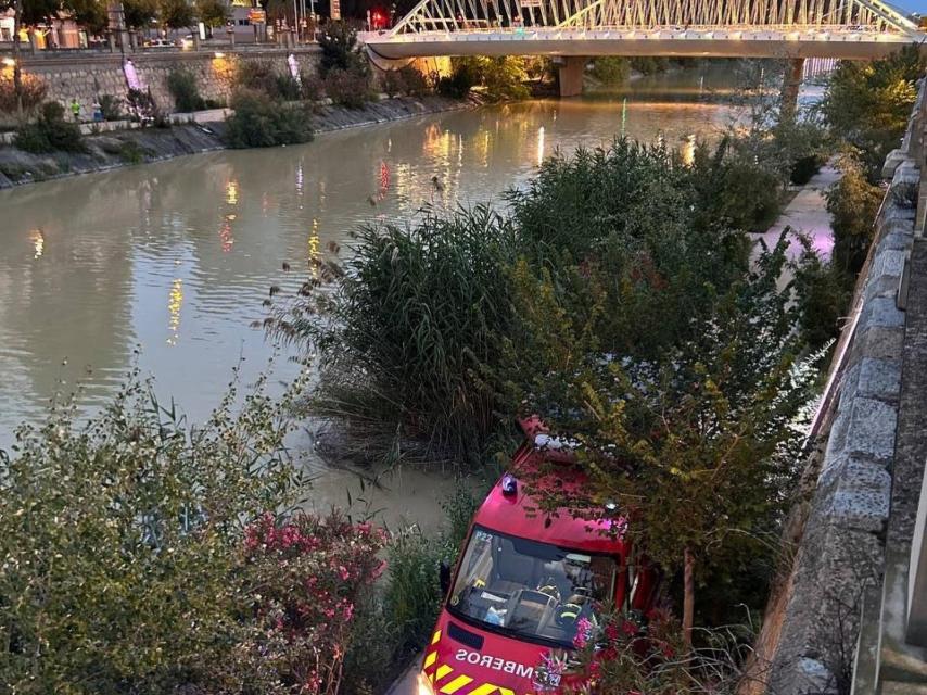 Un vehículo de bomberos, este jueves por la noche, movilizado en la zona donde saltó el anciano que murió tras prenderse fuego a lo bonzo.