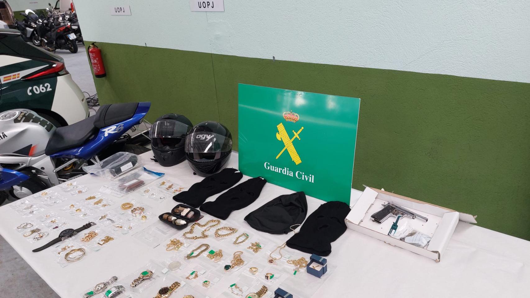 Los agentes incautaron joyas, un arma de fuego y cocaína.