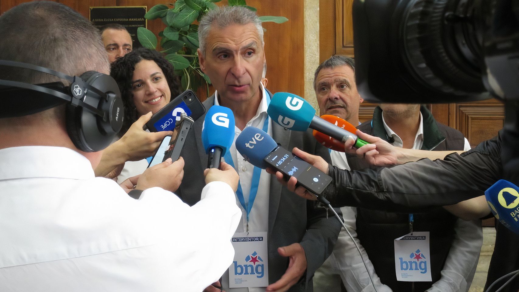 Luis Seara, líder del BNG en Ourense, atiende a los medios.