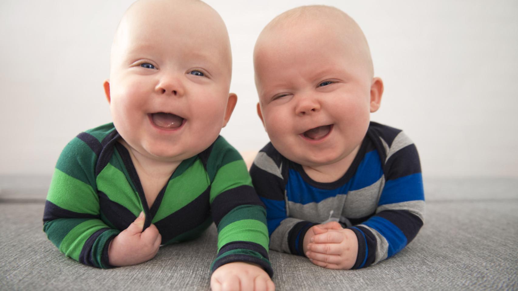 Dos bebés juntos.