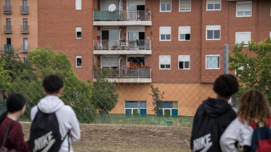 Varias personas frente a los edificios desalojados en Valdelasfuentes, Alcobendas.