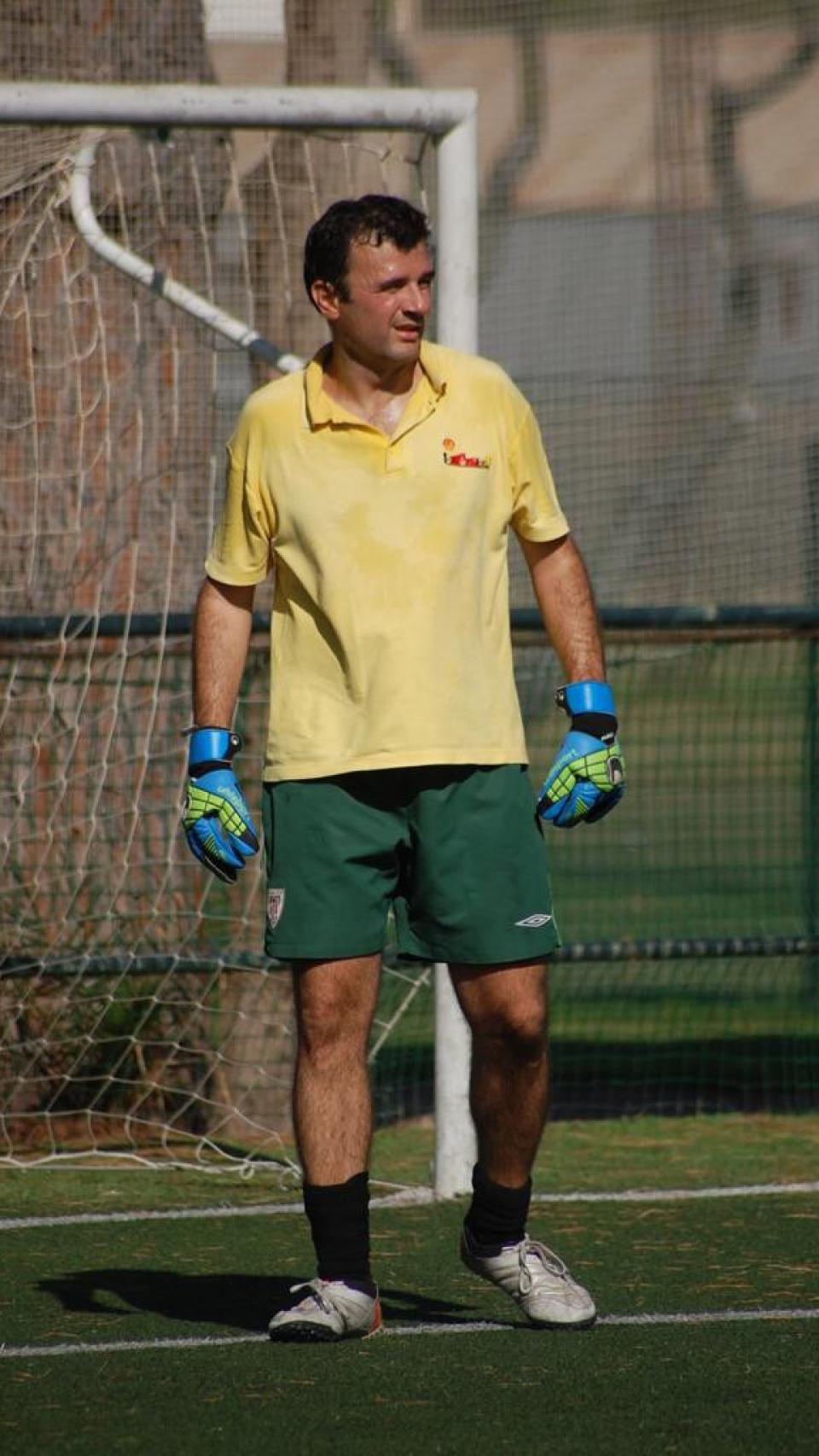 El alcalde electo de Cádiz, Bruno García, jugando al fútbol.