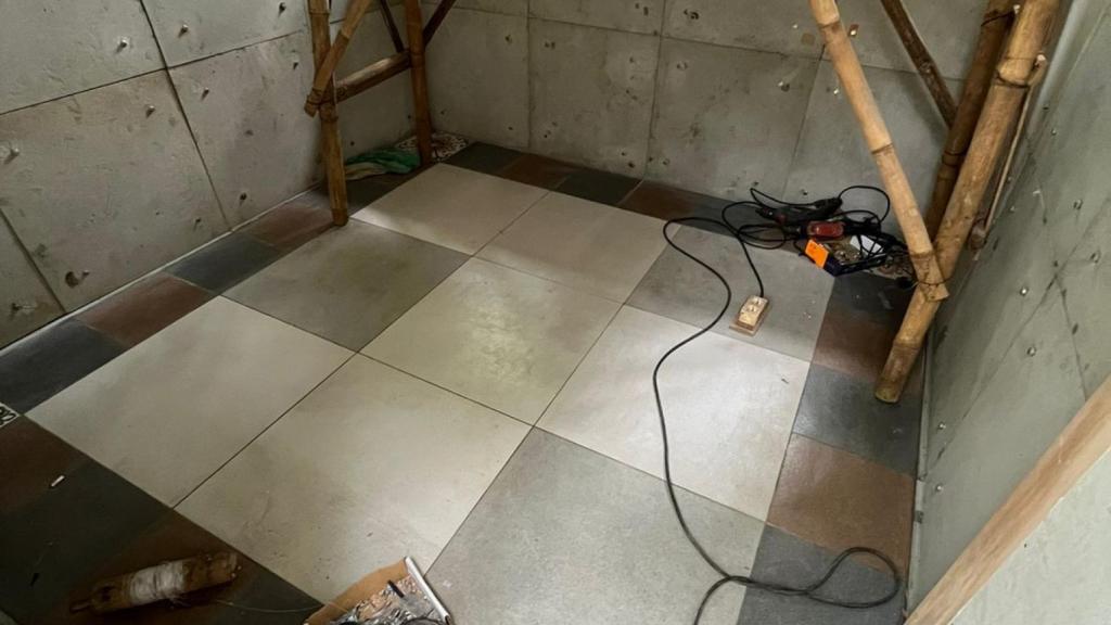 La casa hecha con pañales desechables por dentro.