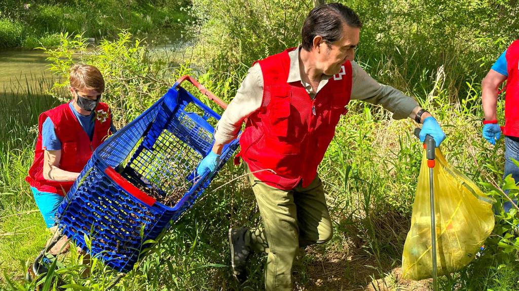 El consejero de Medio Ambiente, Vivienda y Ordenación del Territorio, Juan Carlos Suárez-Quiñones, participando en el proyecto Libera