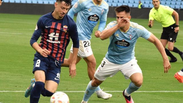 Lauti de León ha marcado el triplete al Eldense en el partido de ida en Vigo.