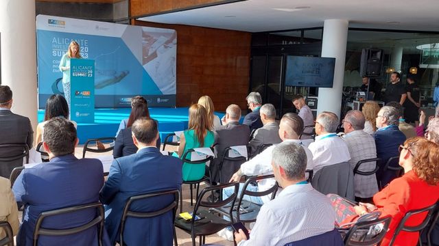 Presentación del Club Smart Meeting Alicante para atraer inversores.