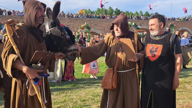 Las Justas del Passo Honroso homenajean a Fray Mingui, Fray Alfredro y su burro Don Crispín