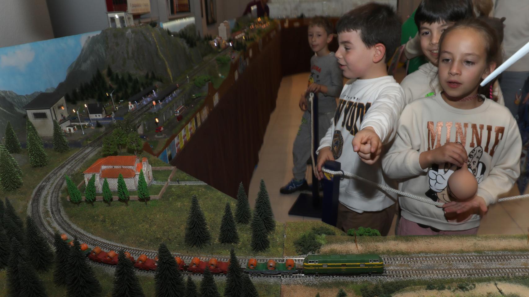 La Agrupación Palentina ‘Club N de España’ con la maqueta ferroviaria
