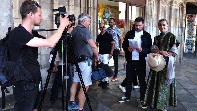 Los presentadores visitan espacios de la ciudad para un documental de la televisión checa Bedekr sobre España