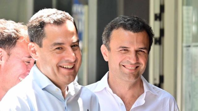 El alcalde electo de Cádiz, Bruno García (derecha), junto a Juanma Moreno durante la campaña del 28-M.