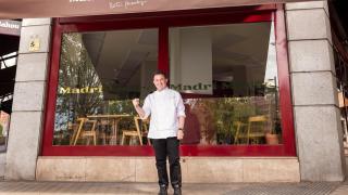 Martín Berasategui en la entrada de su taberna Madrí Madre.