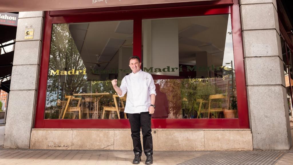 Martín Berasategui en la entrada de su taberna Madrí Madre.