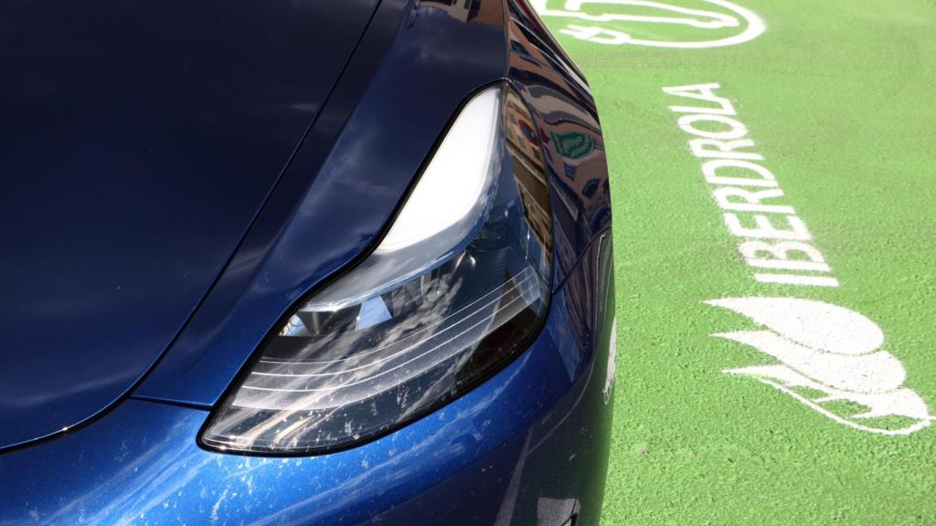 El Tesla Model 3 durante la carga.