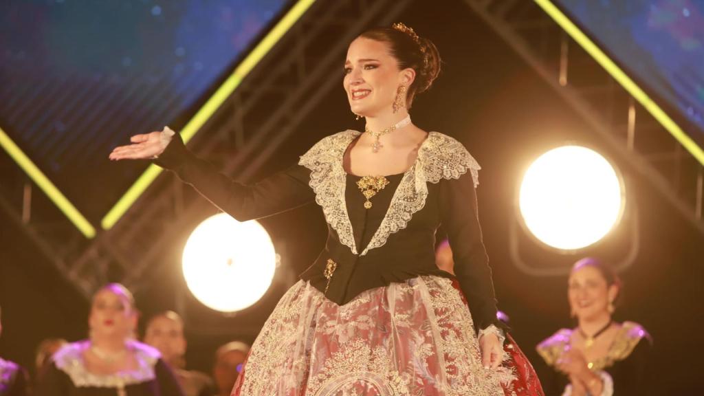 Alejandra Juan es la reina mayor de las fiestas de Elche.