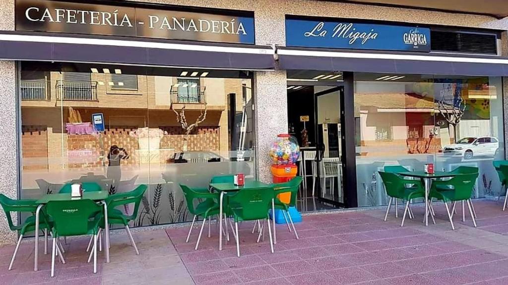 La fachada de la Cafetería La Migaja que ha sido atacada este domingo por un ciudadano marroquí.