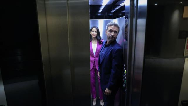 La portavoz de Ciudadanos en el Congreso, Inés Arrimadas, tras la rueda de prensa ofrecida este jueves en el Congreso para anunciar que deja la política, junto al diputado Guillermo Díaz.