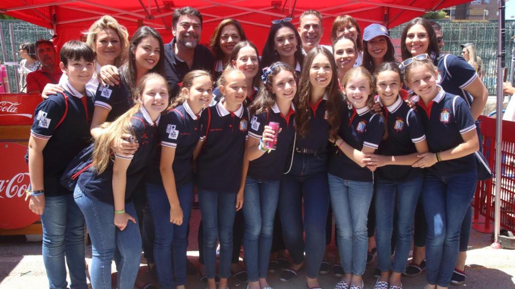 Las Belleas del Foc y sus damas de honor, junto al alcalde y la presidenta de la Federació de Fogueres.