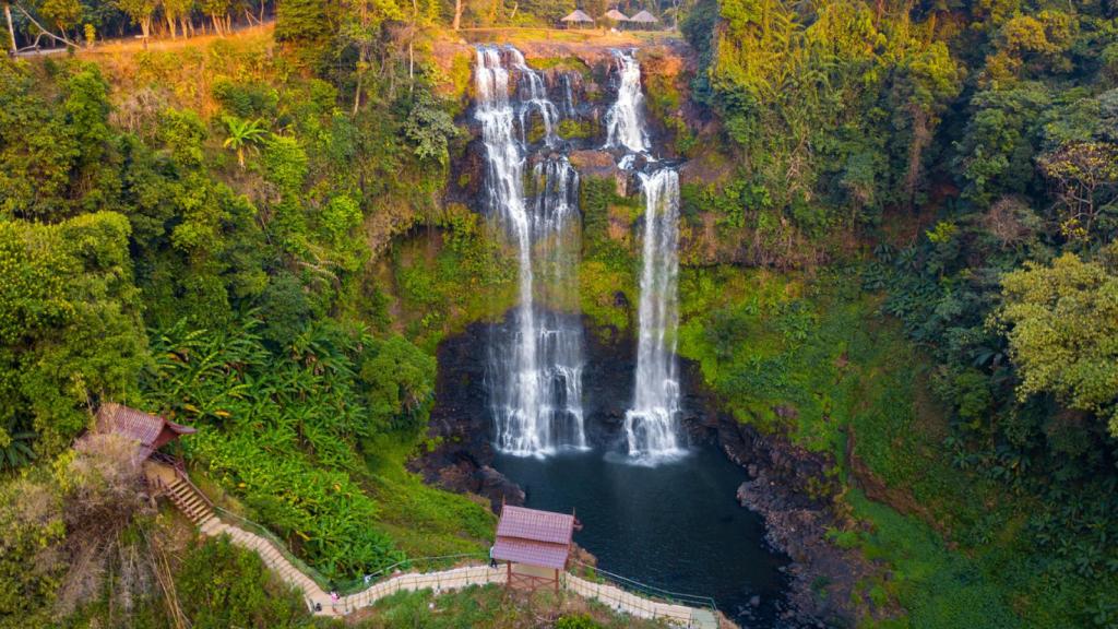 Cascada aérea de Laos Tad Yuang.Hermosa cascada, cascada en el sur de Laos, ASIA.