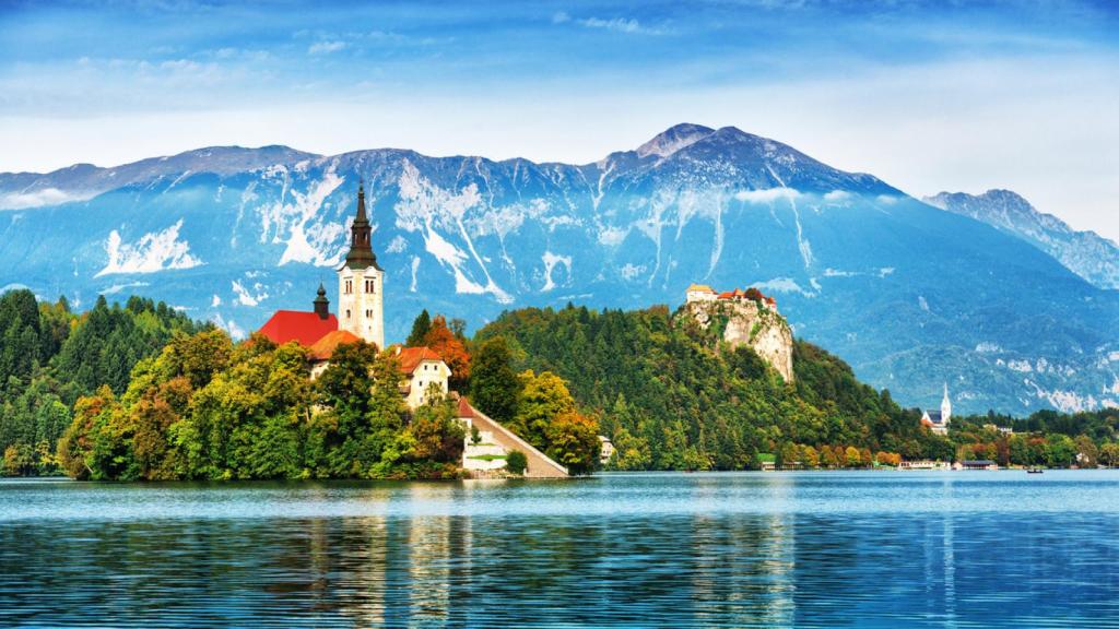 Iglesia en island en Lake sangrado, Eslovenia
