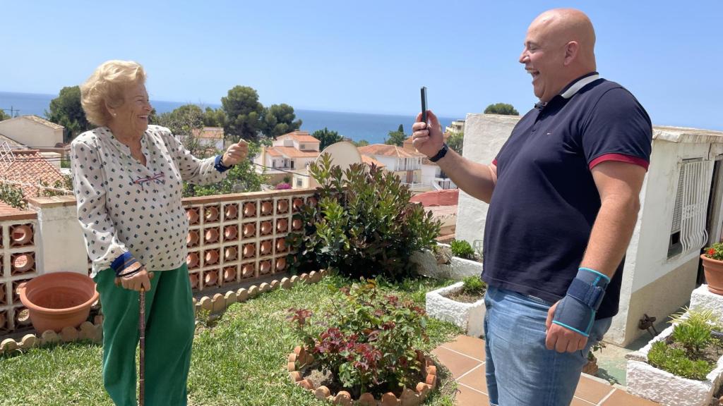 Fernando y Mariani grabando un TikTok.