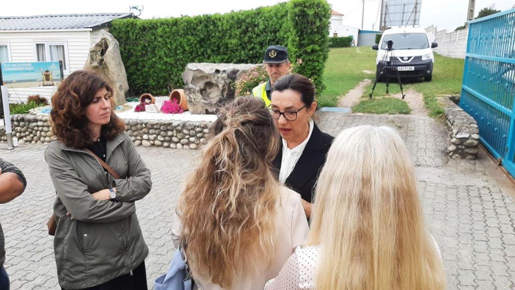 Maica Larriba, subdelegada del Gobierno en Pontevedra, acude al acto de repulsa por el crimen machista de Oia