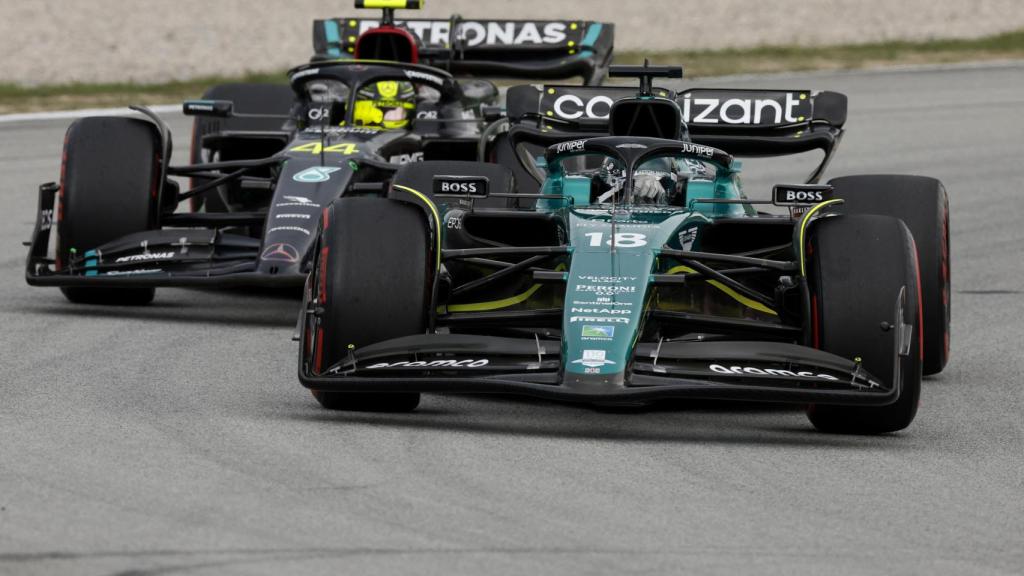 Fernando Alonso, con su Aston Martin, perseguido por el Mercedes de George Russell.
