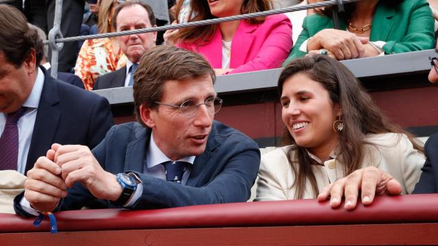José Luis Martínez Almeida y Teresa Urquijo, en Las Ventas este domingo