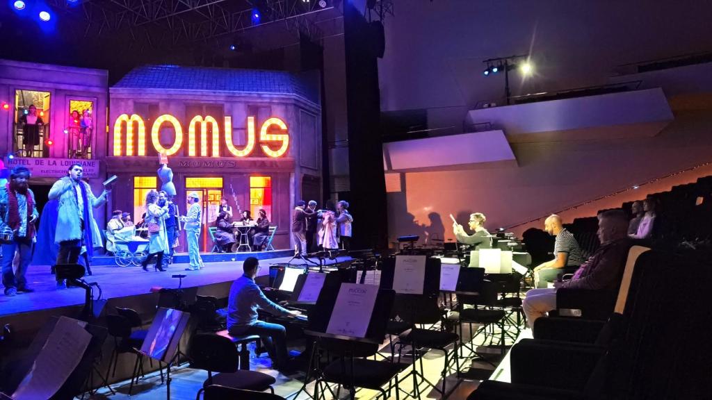 Emilio Sagi, sentado en la butaca, dirige el ensayo con Josep Vicent de 'La bohème' en Alicante.
