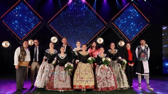 Las reinas Alejandra Juan e Idaira Merchán con el alcalde Carlos González y la concejala Mariola Galiana.