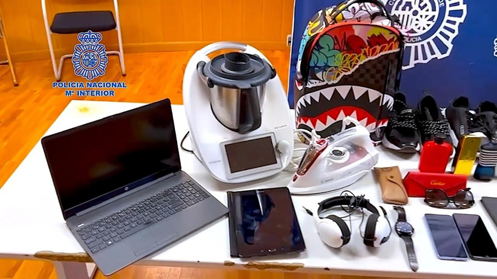 Parte del botín recuperado a los detenidos acusados de formar una red de robos.