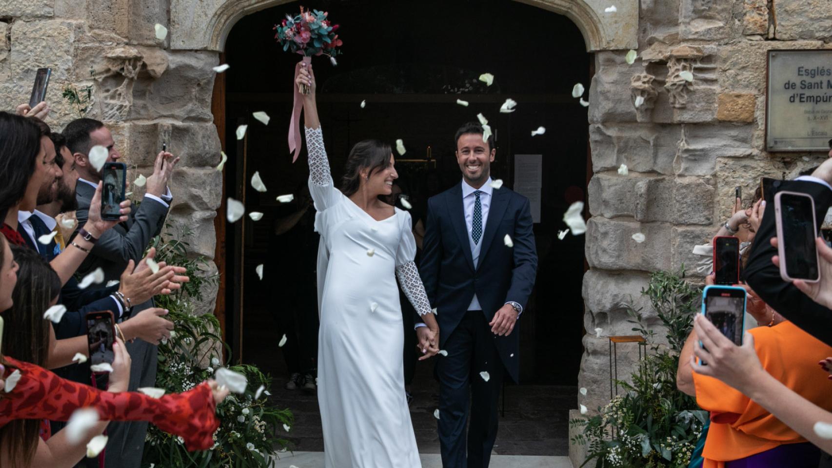 La pareja, a la salida de la iglesia tras la ceremonia.