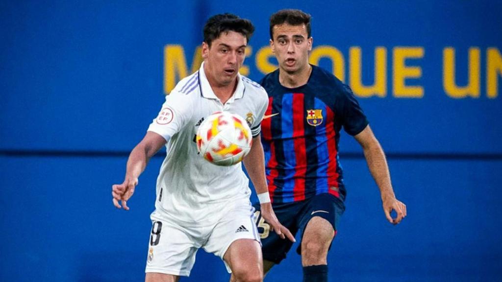 Disputa de un balón entre el Real Madrid Castilla y el Barcelona Athletic.