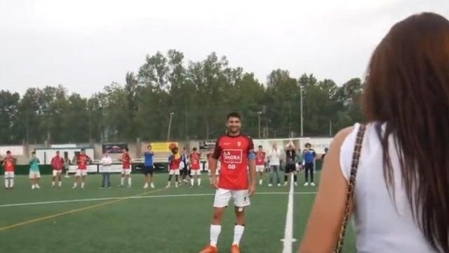 El futbolista David Ranera se acerca a su futura esposa.