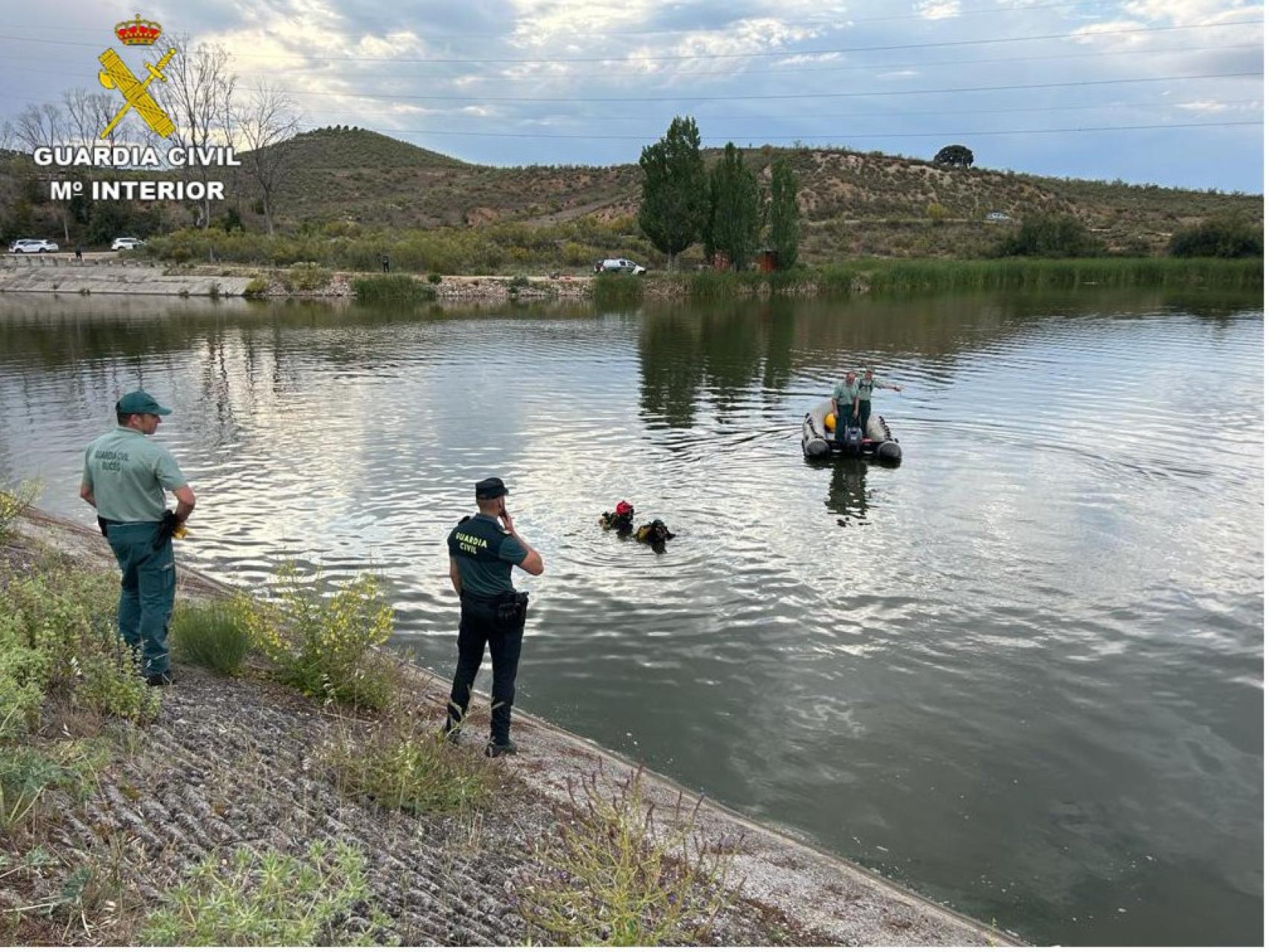 Agentes de la Guardia Civil en el embalse de El Carpio de Tajo.