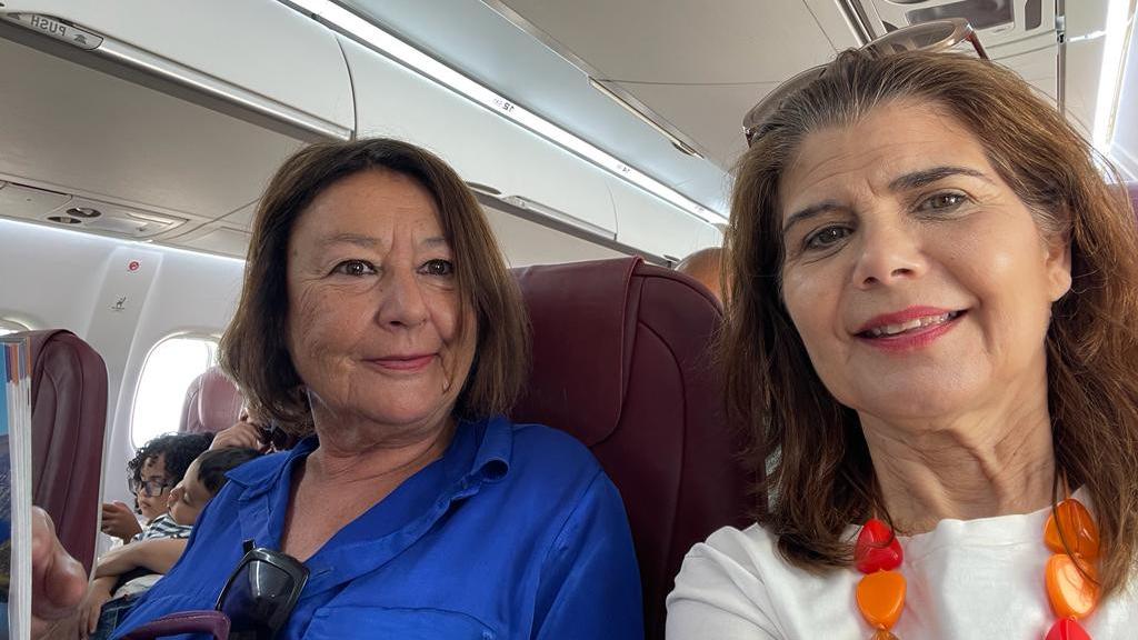Las juristas Lola Travieso (izquierda) e Inés Miranda, durante su vuelo a El Aaiún (Marruecos).