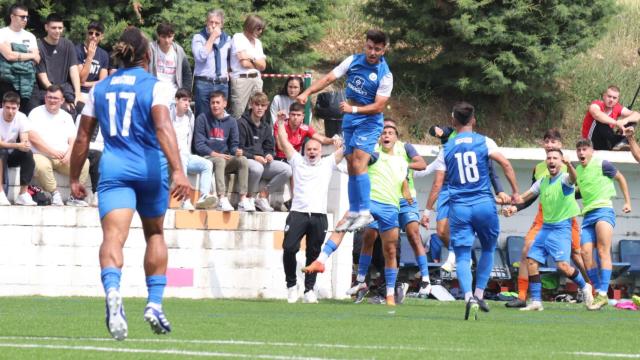 Los jugadores de El Palo celebran uno de los goles contra el Subiza