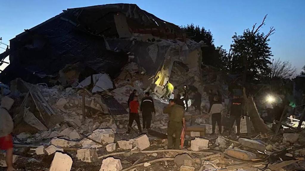 Imagen de uno de los edificios dañados en Dnipro durante el bombardeo