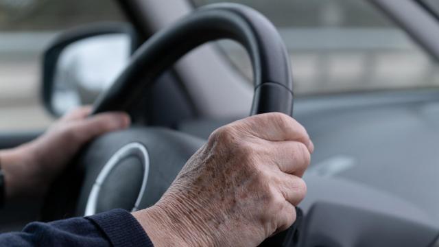 conductor volante anciano