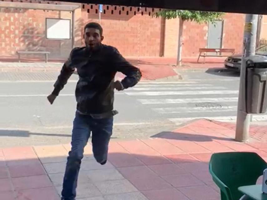 El cliente marroquí antes de estrellarse contra la cristalera de la Cafetería La Migaja de El Raal.