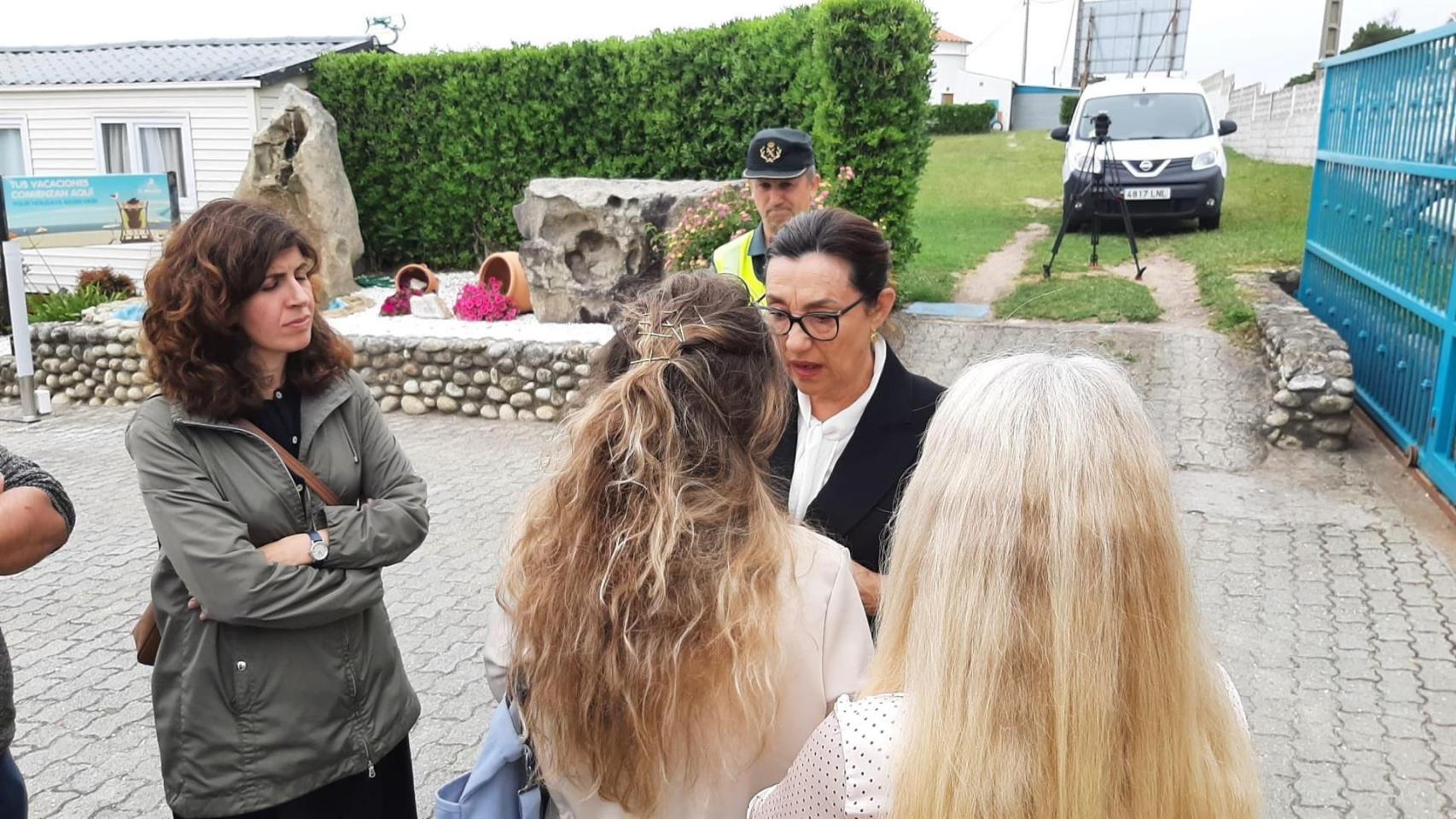 Maica Larriba, subdelegada del Gobierno en Pontevedra, acude al acto de repulsa por el crimen machista de Oia.