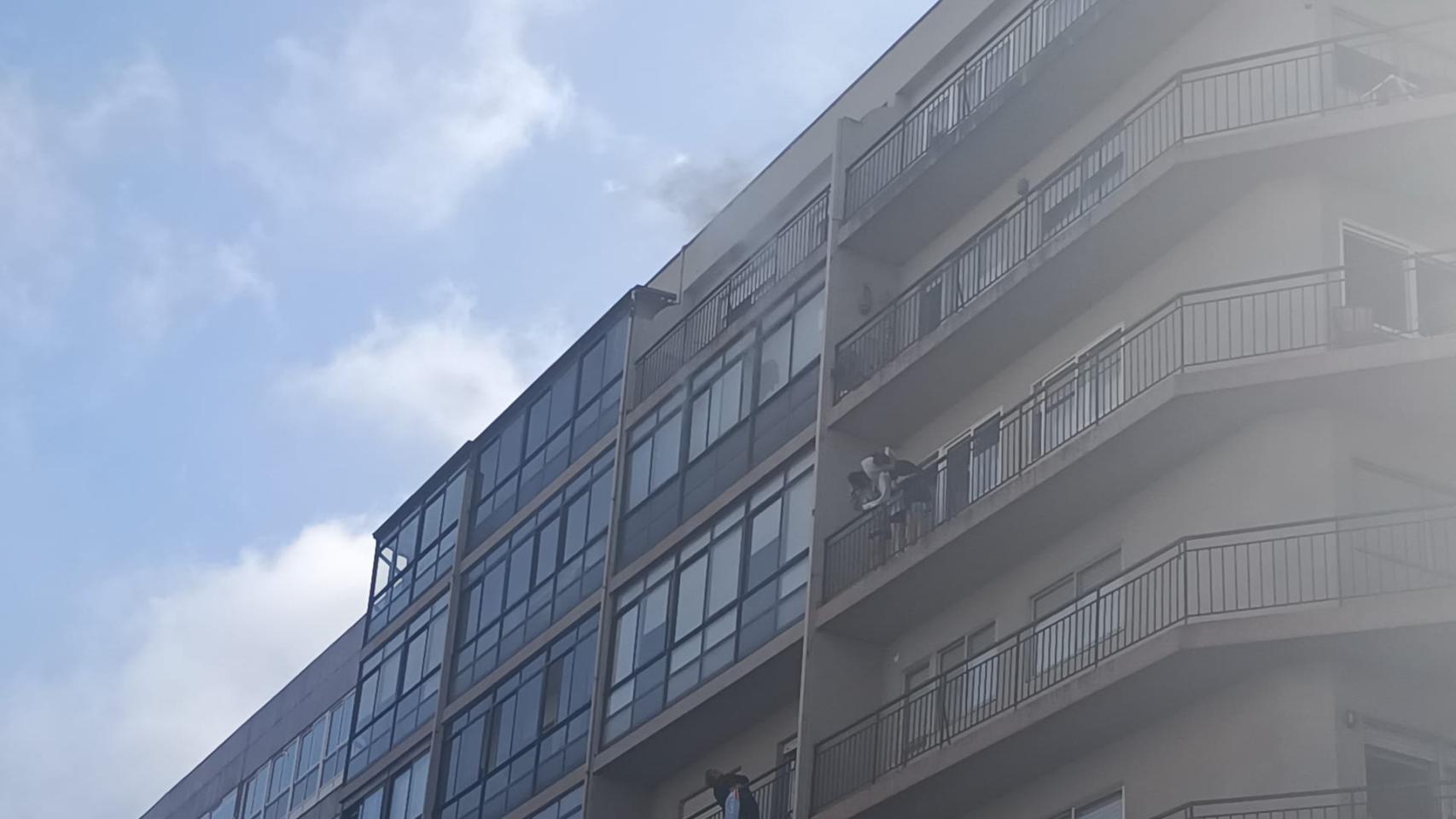 Vídeo: Una bengala rompe un cristal y se cuela en un piso de Vigo