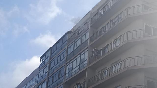 Vídeo: Una bengala rompe un cristal y se cuela en un piso de Vigo