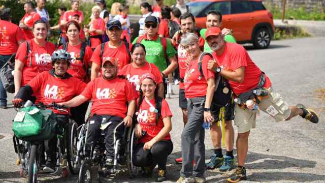 Más de 650 personas caminan de Vigo a Pontevedra en la marcha solidaria contra la leucemia