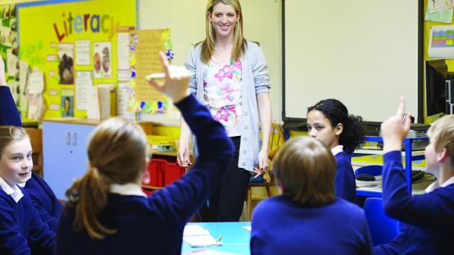 Profesora dando clase en una escuela.
